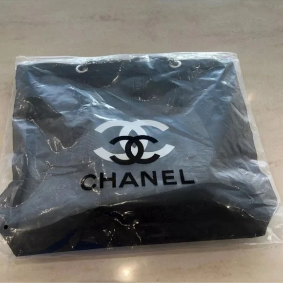 Chanel Black Tote Bag with Mesh Design - Picture 5 of 7